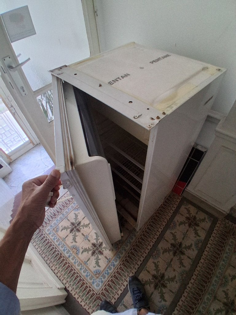 Frigo gratuitement, Avec compartiment congélateur, Ne fonctionne pas, 45 à 60 cm, 100 à 150 litres