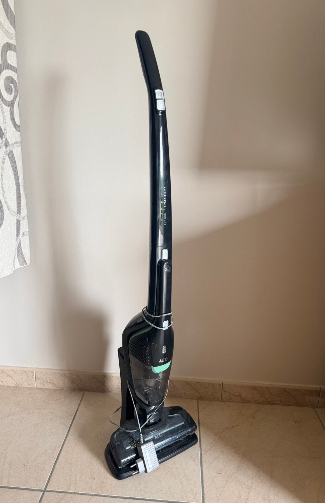 Aspirateur balai sans sac sans fil 2 en 1 AEG, Electroménager, Fonctionnement silencieux, Réservoir, Aspirateur balai, Enlèvement