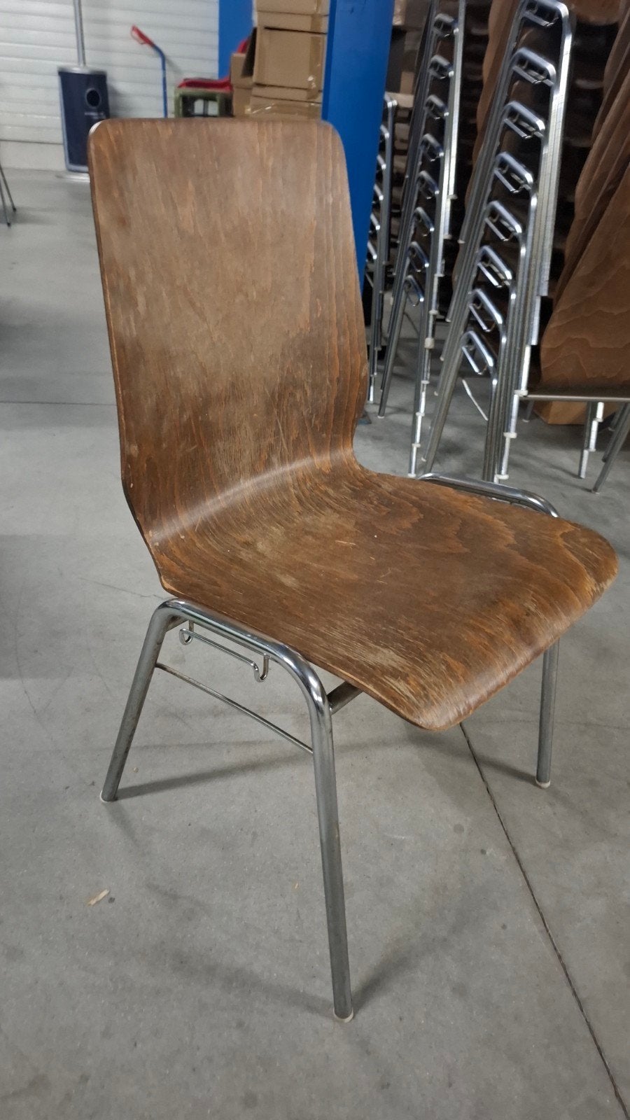 24 vintage kuip plywood school design stoelen stapelbaar, Huis en Inrichting, Ophalen of Verzenden, Gebruikt, Vijf, Zes of meer stoelen