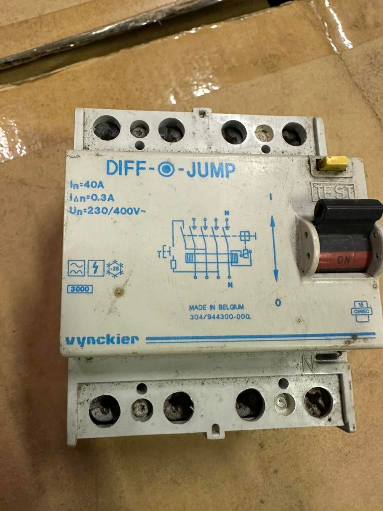 Differentieelschakelaar Vynckier 3fasig. 0,3A, Doe-het-zelf en Bouw, Ophalen, Gebruikt, Schakelaar