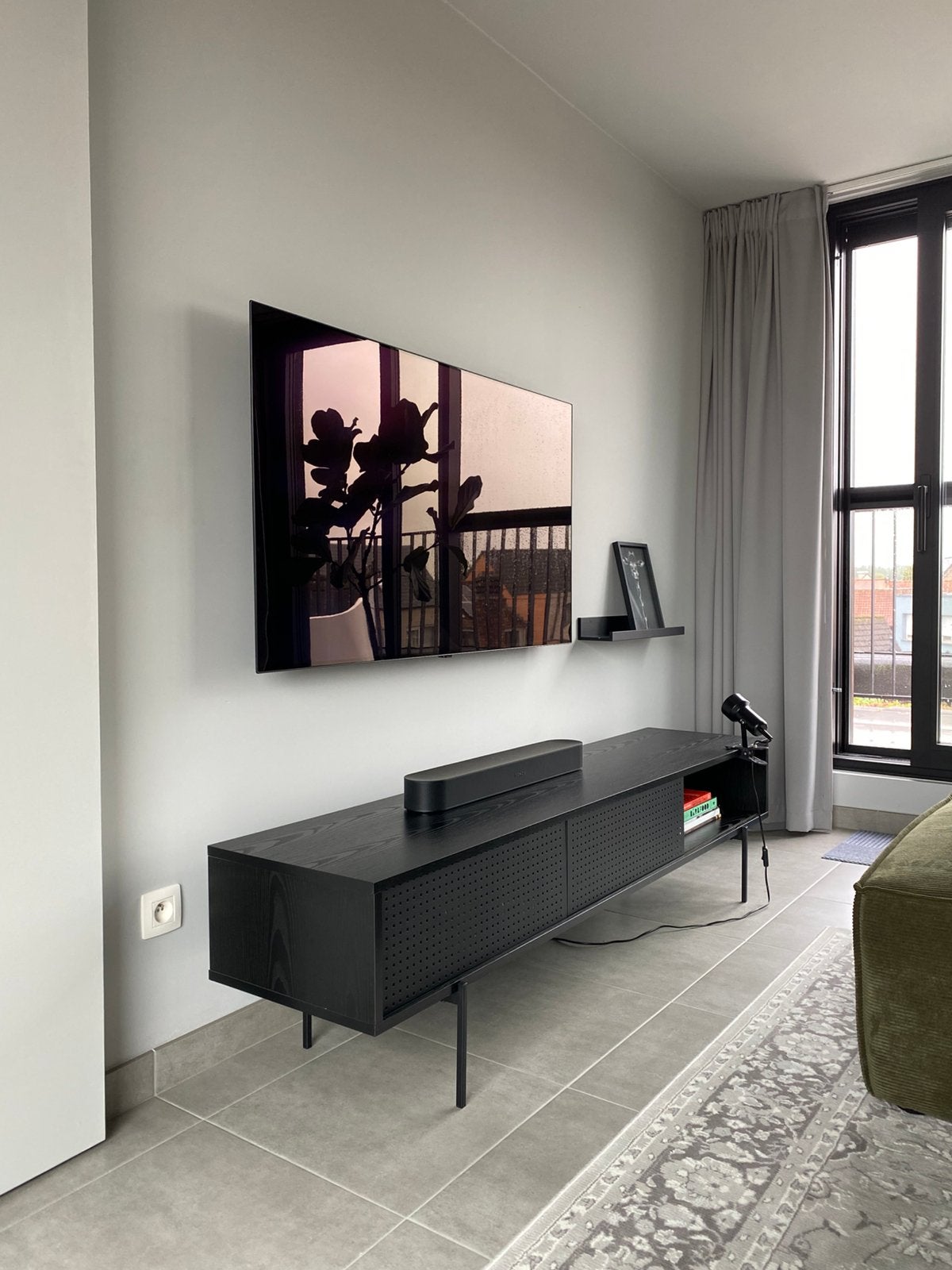 Tv meubel Angus zwart metaal en melamine houtstructuur, Huis en Inrichting, Kasten |Televisiemeubels, Zo goed als nieuw, Metaal