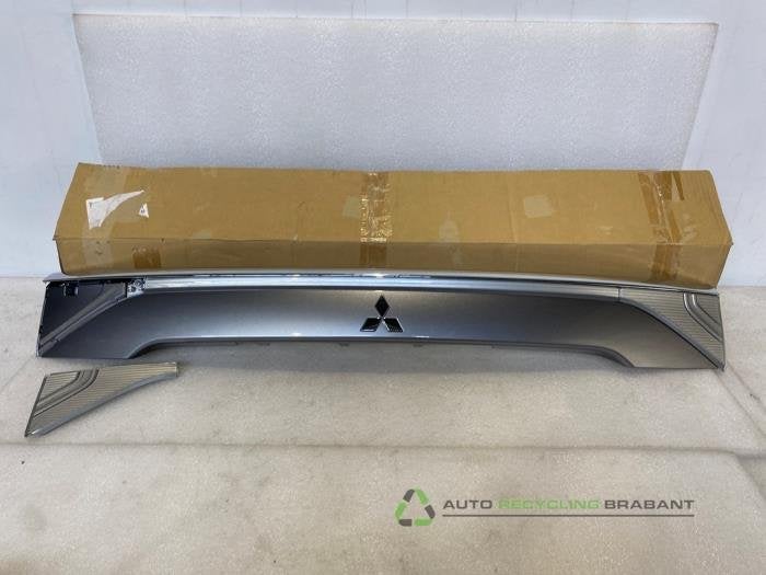 Moulure hayon d'un Mitsubishi Outlander, -, 3 mois de garantie, Utilisé, Mitsubishi