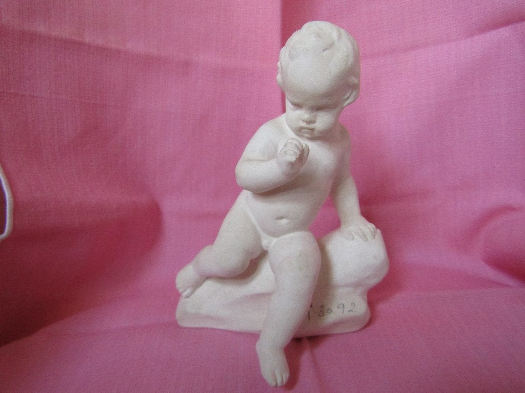 Merveilleuse statuette d'un bambin assis, Enlèvement ou Envoi