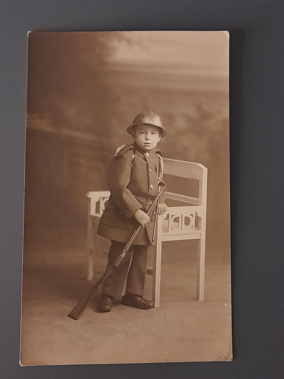 Carte postale "Enfant en habit militaire" de la 2e guerre, Enlèvement ou Envoi, 1920 à 1940, Non affranchie, Enfants