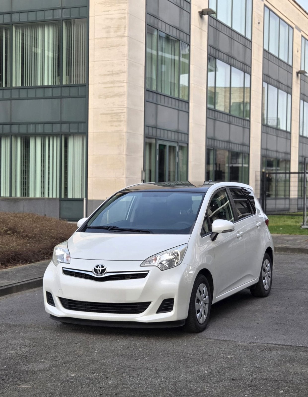 Toyota Verso-s Benzine Automaat-Euro 5, Autos, Toyota, Achat, Entreprise, Entretenue par le concessionnaire, Automatique