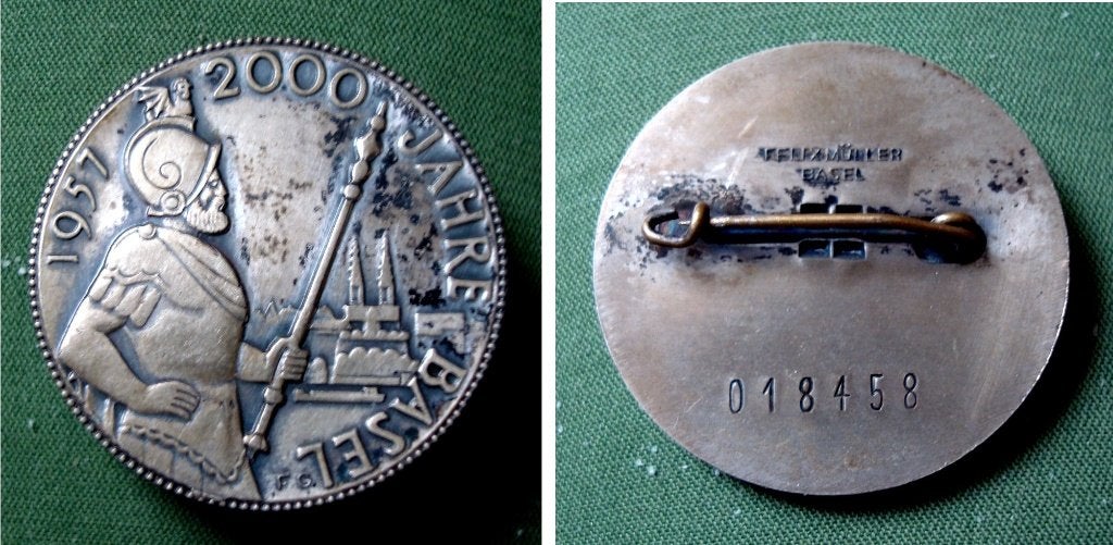 Insigne 2000 jaar Basel 1957 (Zwitserland), Postzegels en Munten, Penningen en Medailles, Verzenden, Overige materialen