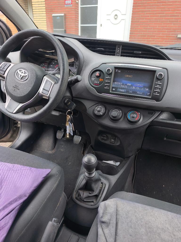 Voiture Toyota Yaris, Argent ou Gris, Achat, Entretenue par le concessionnaire, Particulier