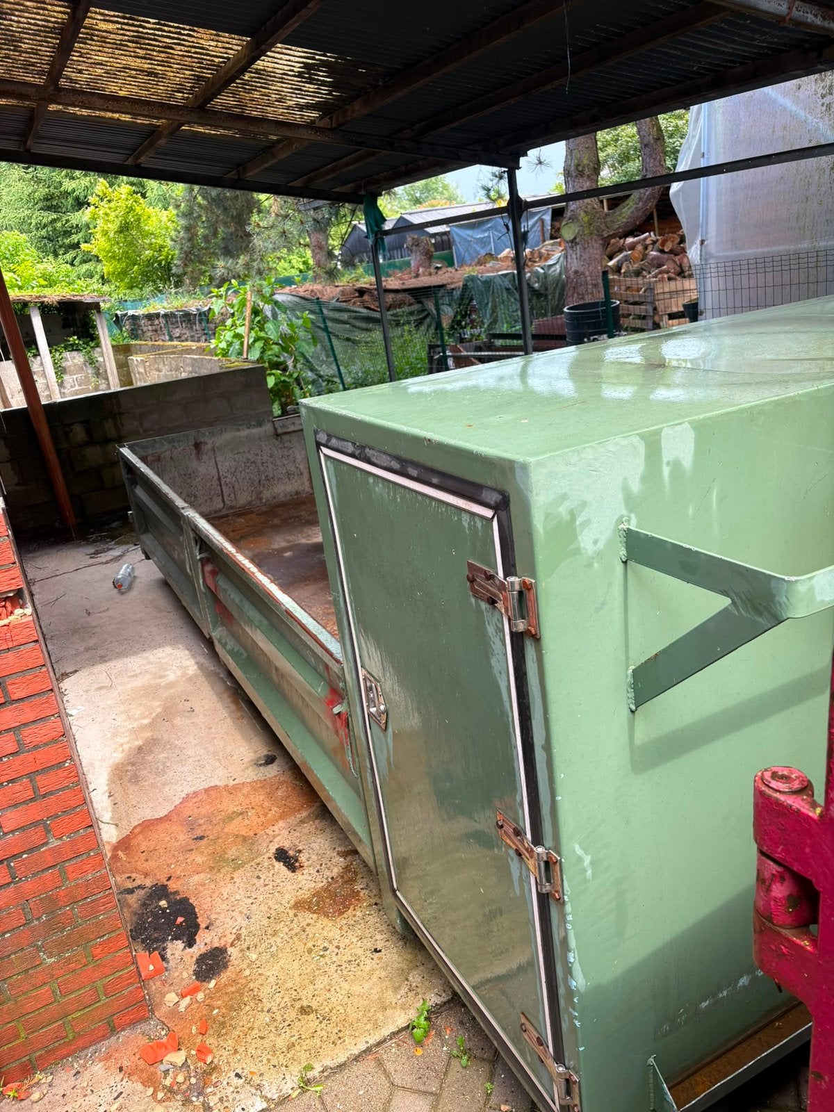 Container met materiaalbak en zijdeuren, Enlèvement