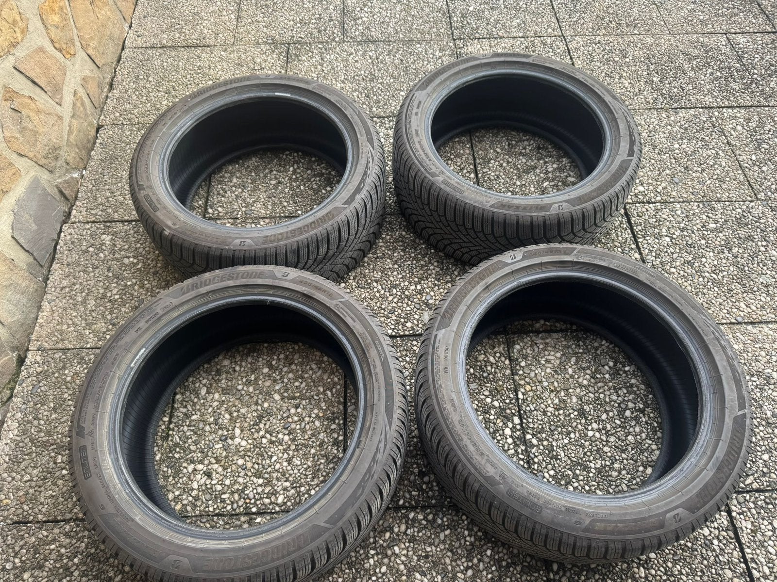 Pneus hiver Bridgestone - 235 45 R18 - Tesla, Autos : Pièces & Accessoires, Pneus hiver, Véhicule de tourisme, Enlèvement, Pneu(s)