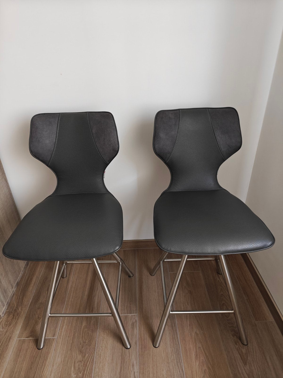 Set van 2 XOOON Barstoelen / Barkrukken – Antraciet & RVS –, Huis en Inrichting, Ophalen, Zo goed als nieuw