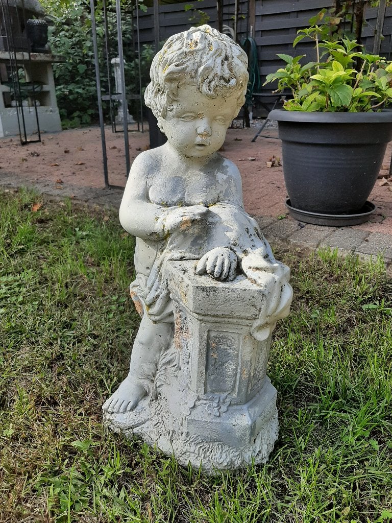 Tuinbeeld  -  Jongen aan sokkel, Ophalen, Gebruikt, Beton, Mensenbeeld