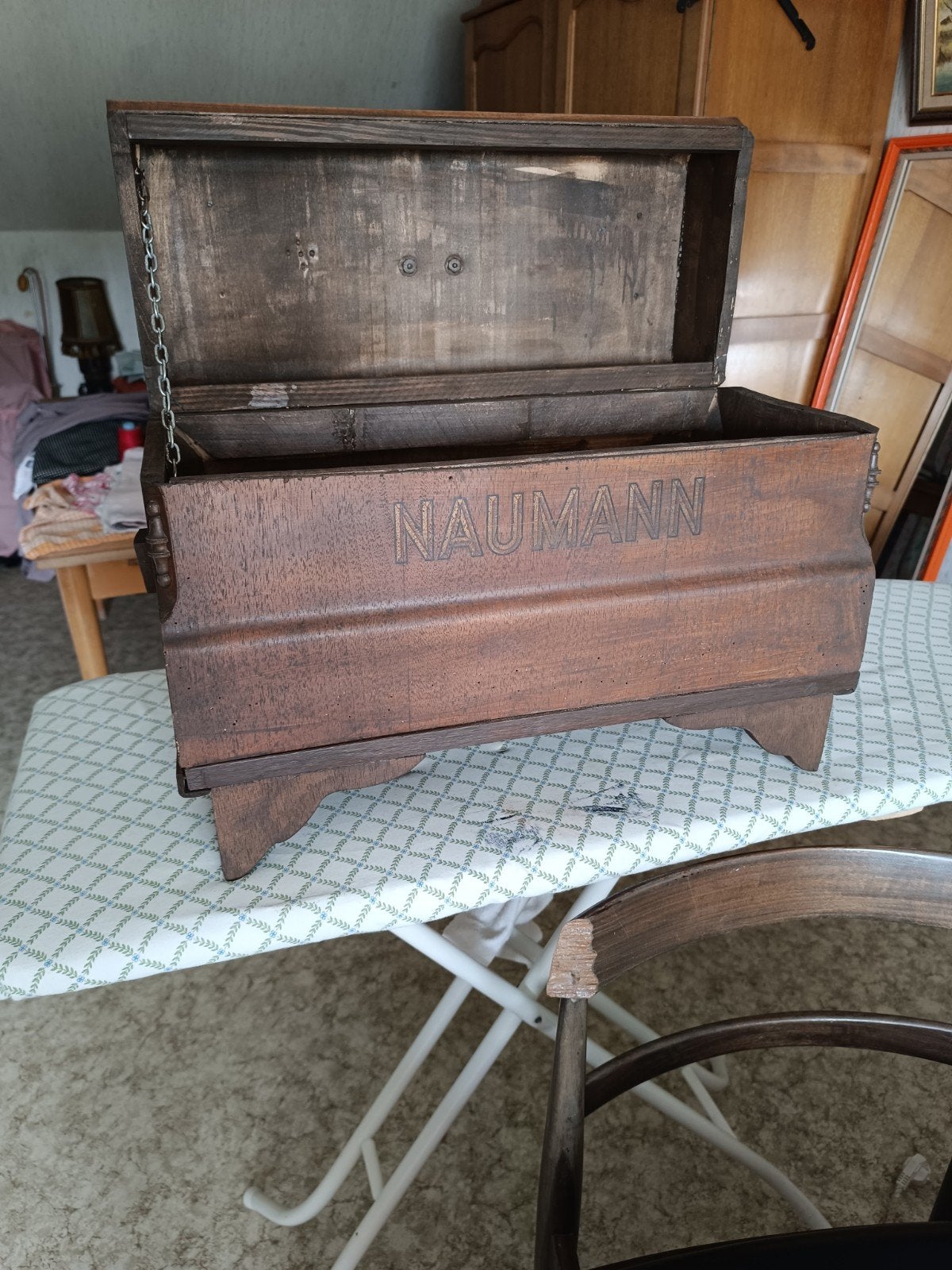 Machine à coudre et coffre, Naaimachine