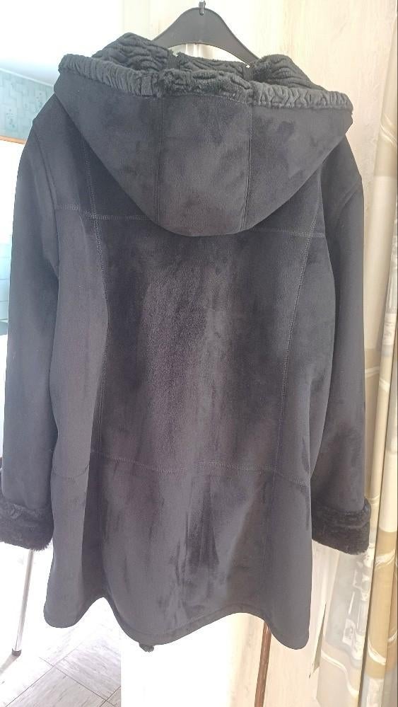 mantel in immitatie suède met capuchon, Zwart, Maat 46/48 (XL) of groter, Ophalen of Verzenden, Zo goed als nieuw