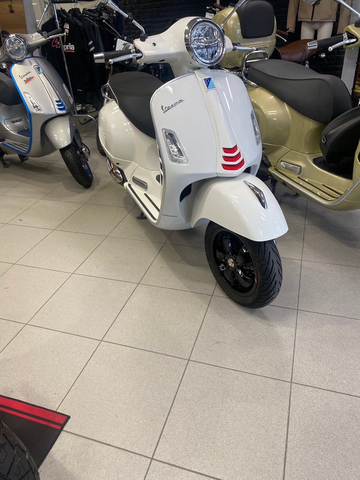 Vespa 300 hpe super sport 2021.  6900klm, Vélos & Vélomoteurs, Enlèvement, Comme neuf