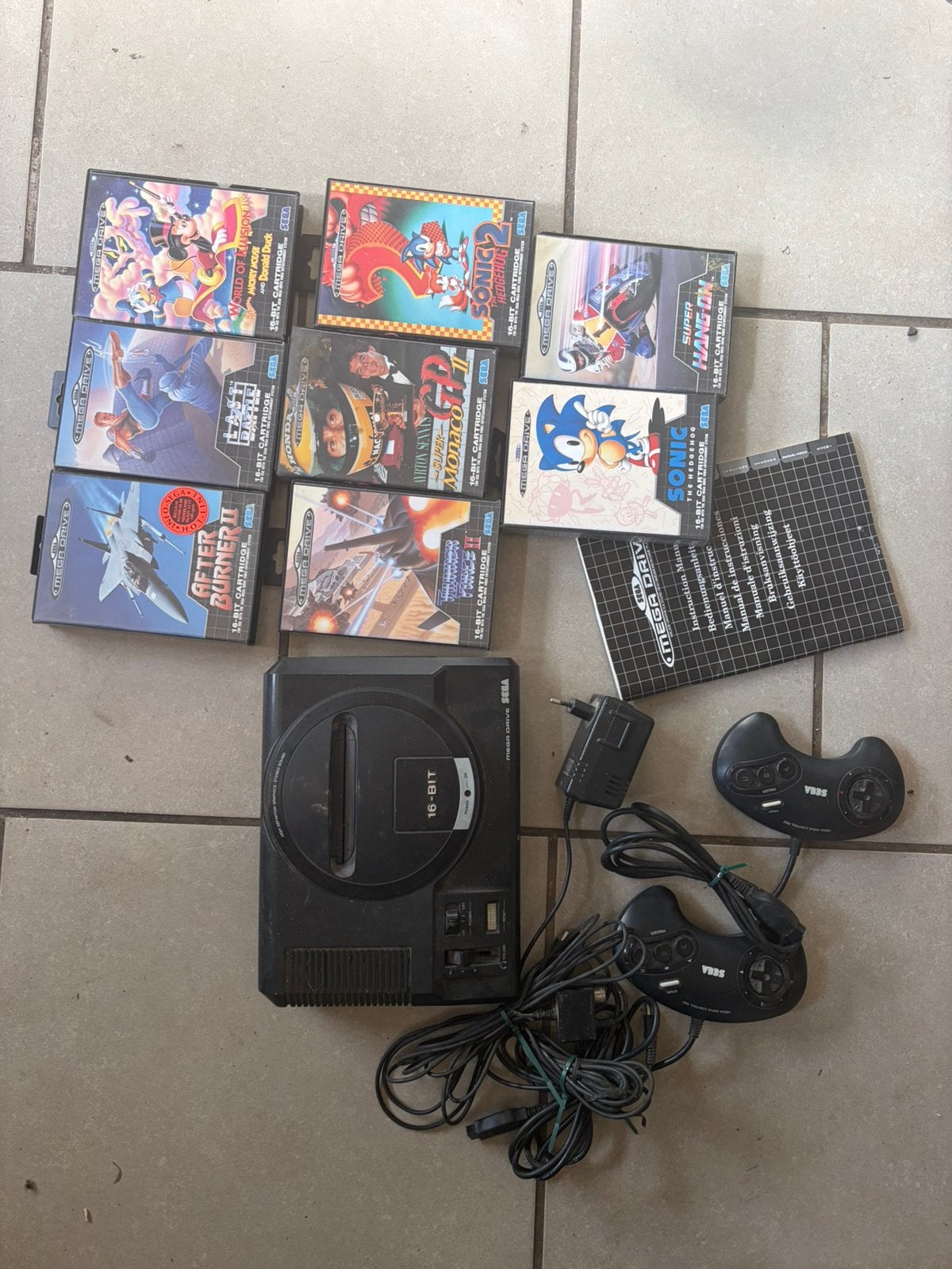 Oude sega mega drive met spelletjes, Games en Spelcomputers, Spelcomputers | Sega, Ophalen, Mega Drive, Met 2 controllers, Gebruikt