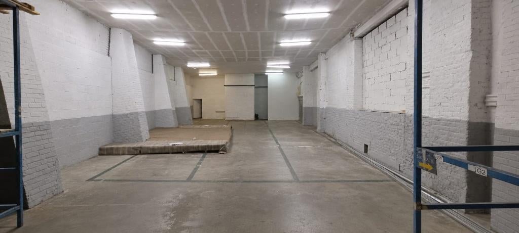 BOX DE STOCKAGE 300 m² a louer -, Charleroi