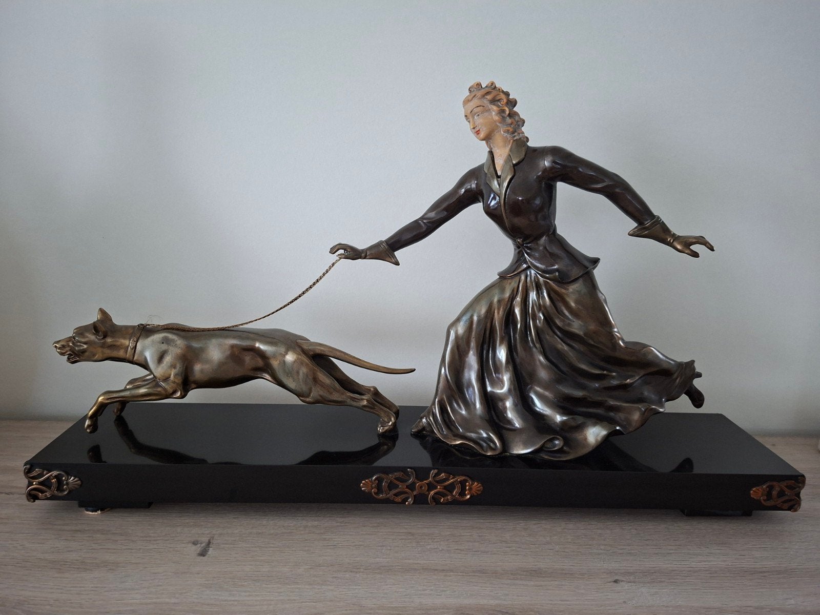 Sculpture Art Deco "Femme au Chien", Enlèvement
