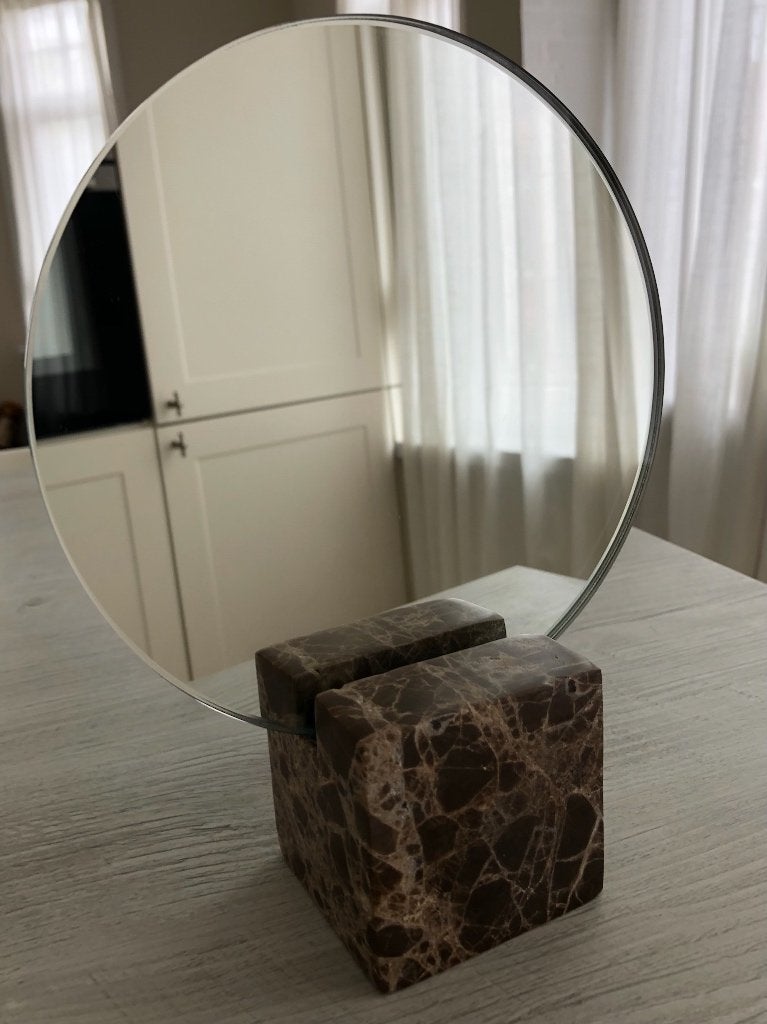 Spiegel met een marmeren voet, Huis en Inrichting, Ophalen of Verzenden, Nieuw, Minder dan 50 cm, Minder dan 100 cm