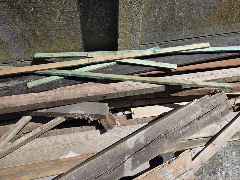 Gratis op te halen afvalhout. Bewerkt hout, onbewerkt hout, Doe-het-zelf en Bouw, Ophalen, Geïmpregneerd