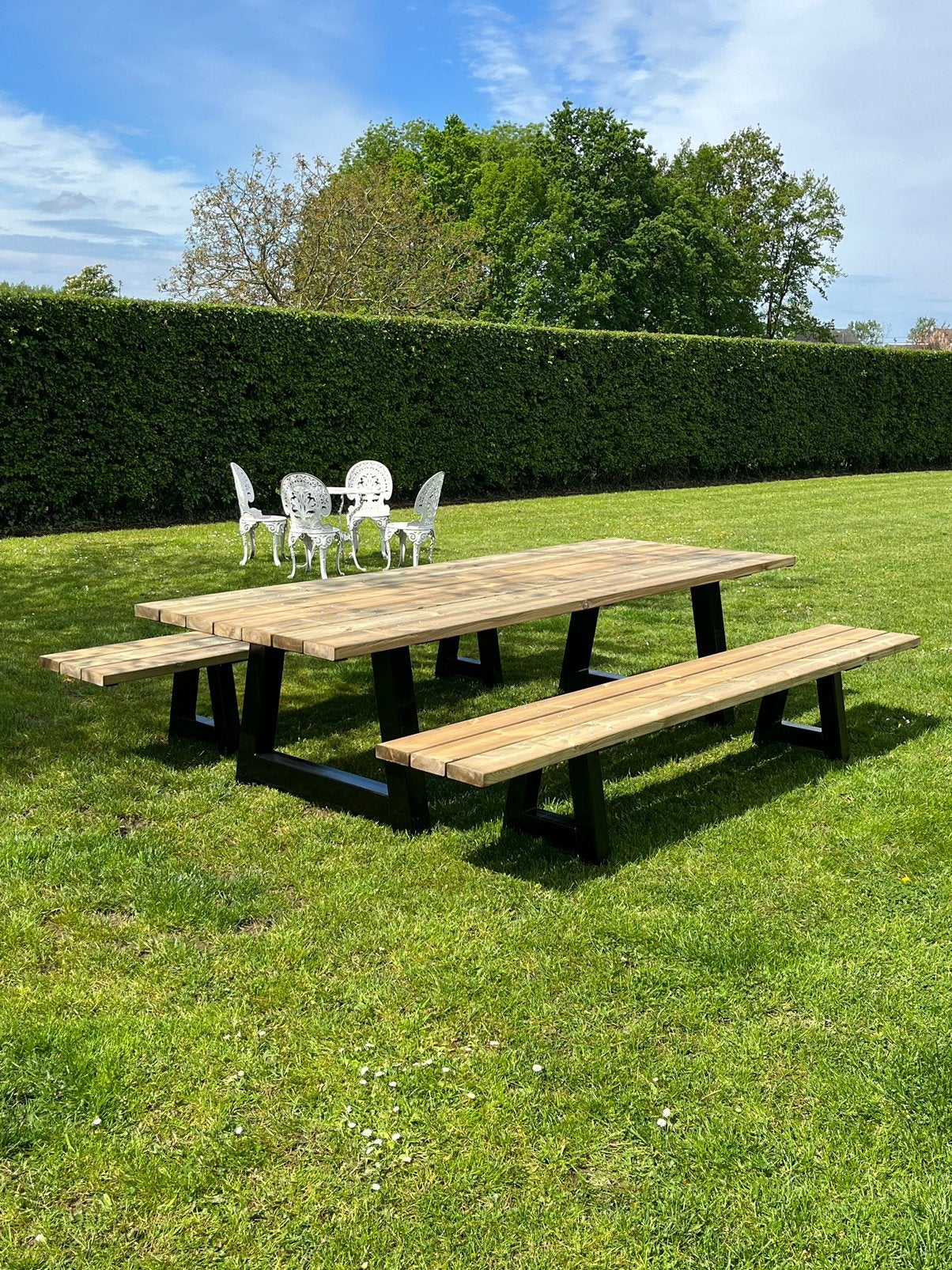 Degelijke tuintafel met bijhorende banken, Ophalen, Zo goed als nieuw