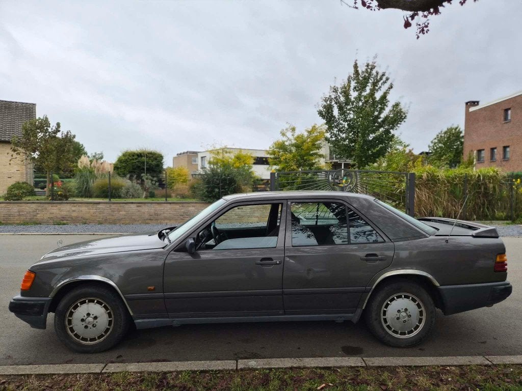 Mercedes 250D W124, Argent ou Gris, Achat, Boîte manuelle, Mercedes-Benz