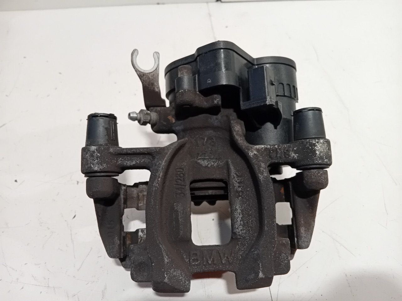 Remklauw links achter BMW 1 serie, Onderdelen@venauto.nl, Van der Ven Autorecycling B.V., Ettenseweg 76, 4706 PB Roosendaal, The Netherlands
