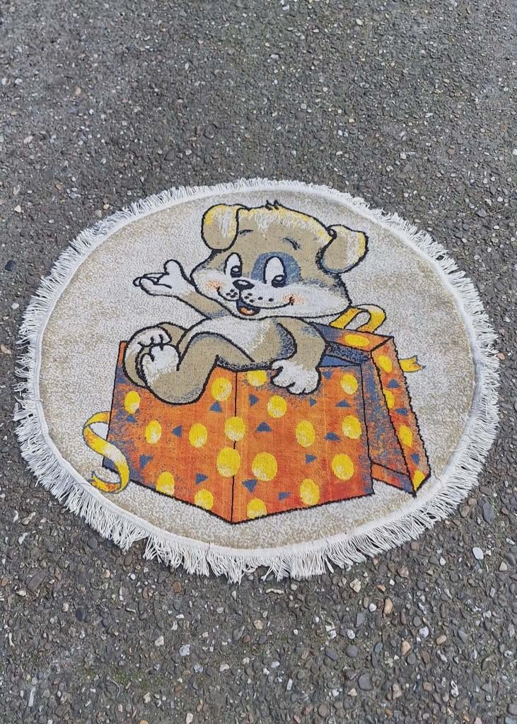 Vintage Rond Kindervloerkleed Puppy in cadeauverpakking, 100 à 150 cm, Autres couleurs, Enlèvement ou Envoi, Vintage "Puppy Love", retro kinderkamerdecoratie