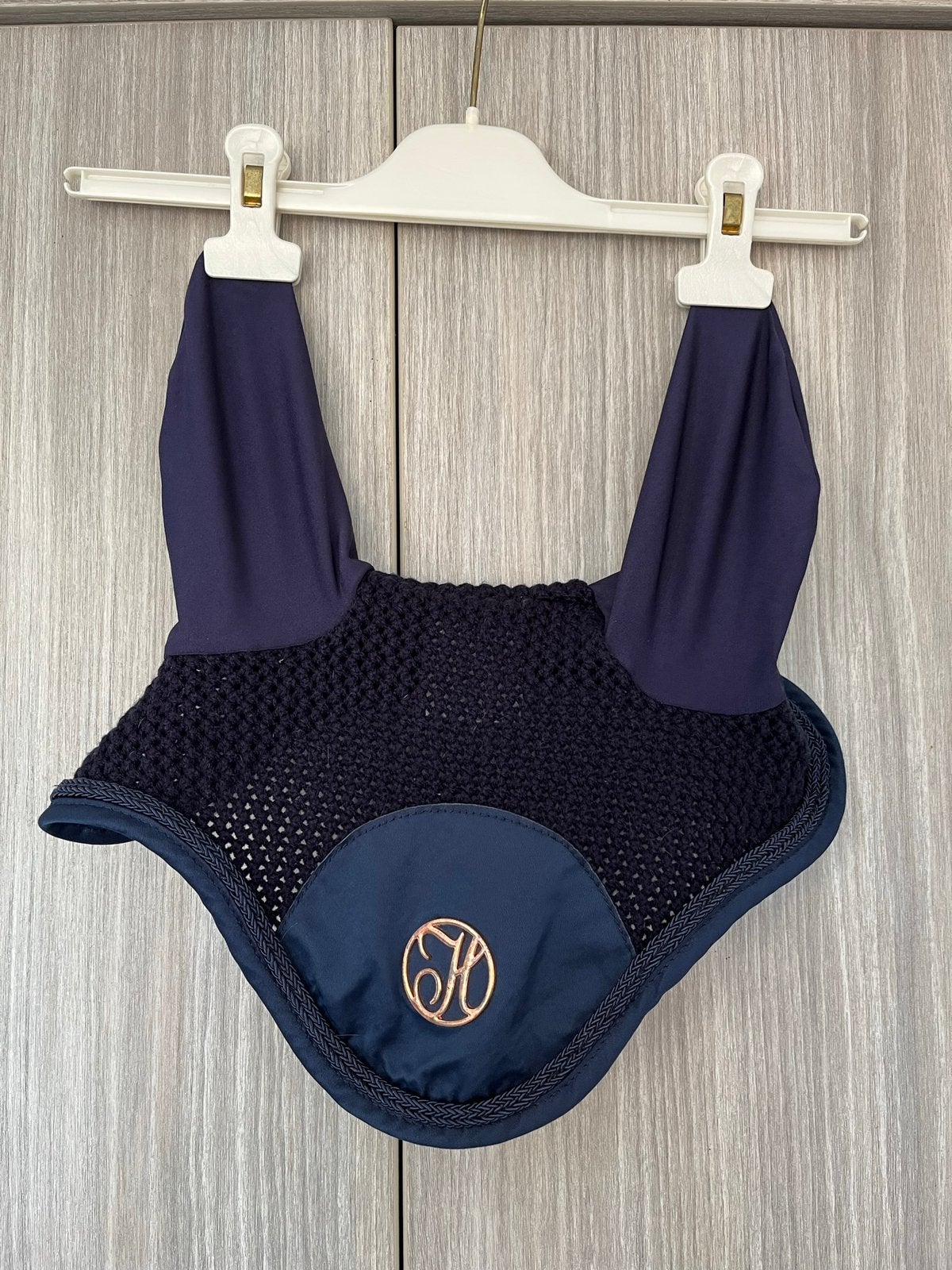 Donkerblauw oornetje met rose goud logo, Dieren en Toebehoren, Oornetje, Verzenden, Zo goed als nieuw, Goud