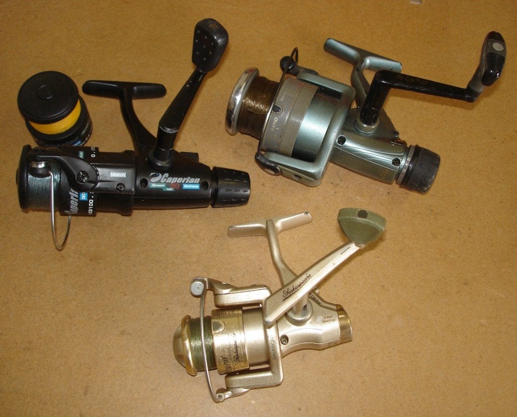 3 moulinets de pêche dont 1 avec une bobine de rechange., Enlèvement, Utilisé, Moulinet