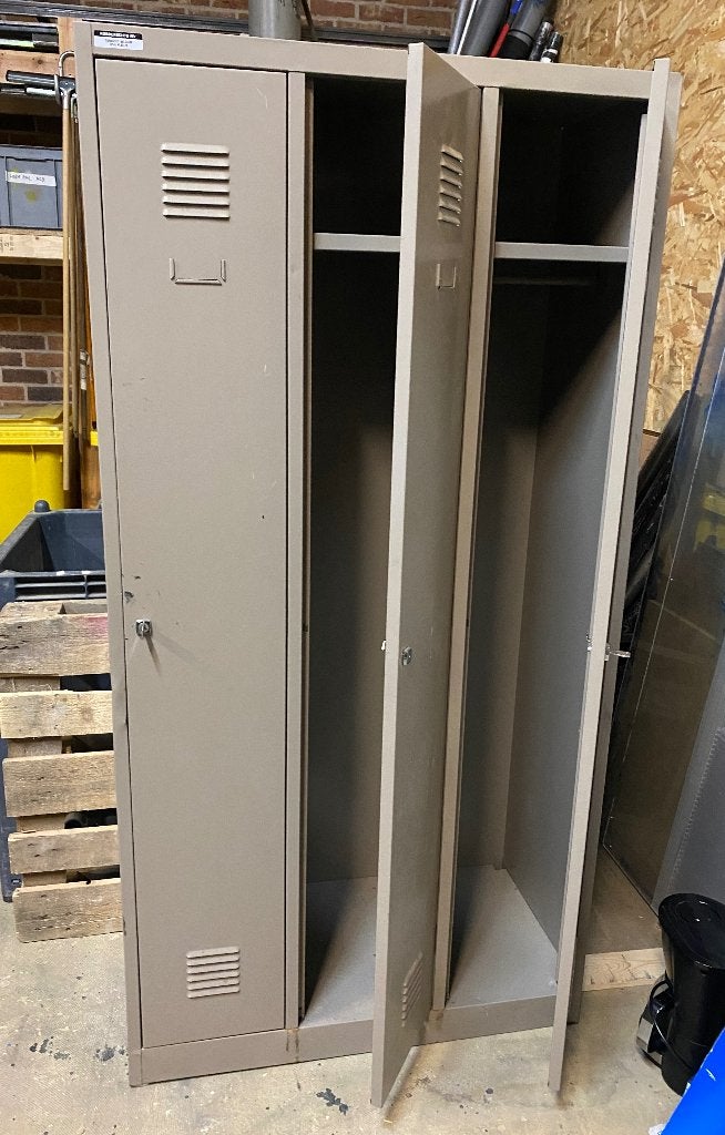 Gratis grote kleerkast/locker - af te halen in Turnhout, Huis en Inrichting, Ophalen, Gebruikt, Industrieel