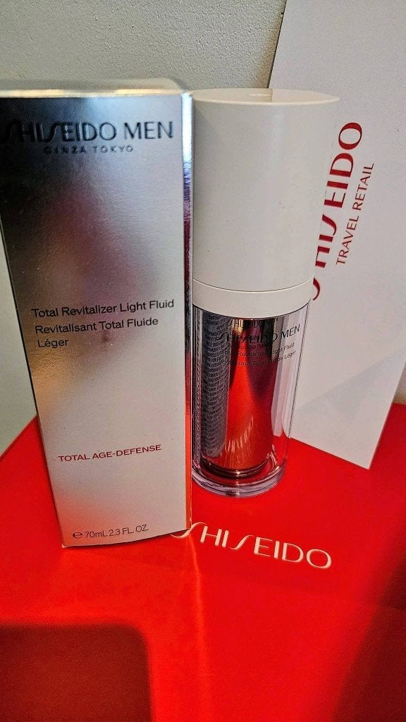 Shiseido Men Total Revitalizer Light Fluid ( Nieuw in doos ), Ophalen of Verzenden, Nieuw, Gehele gezicht, Verzorging