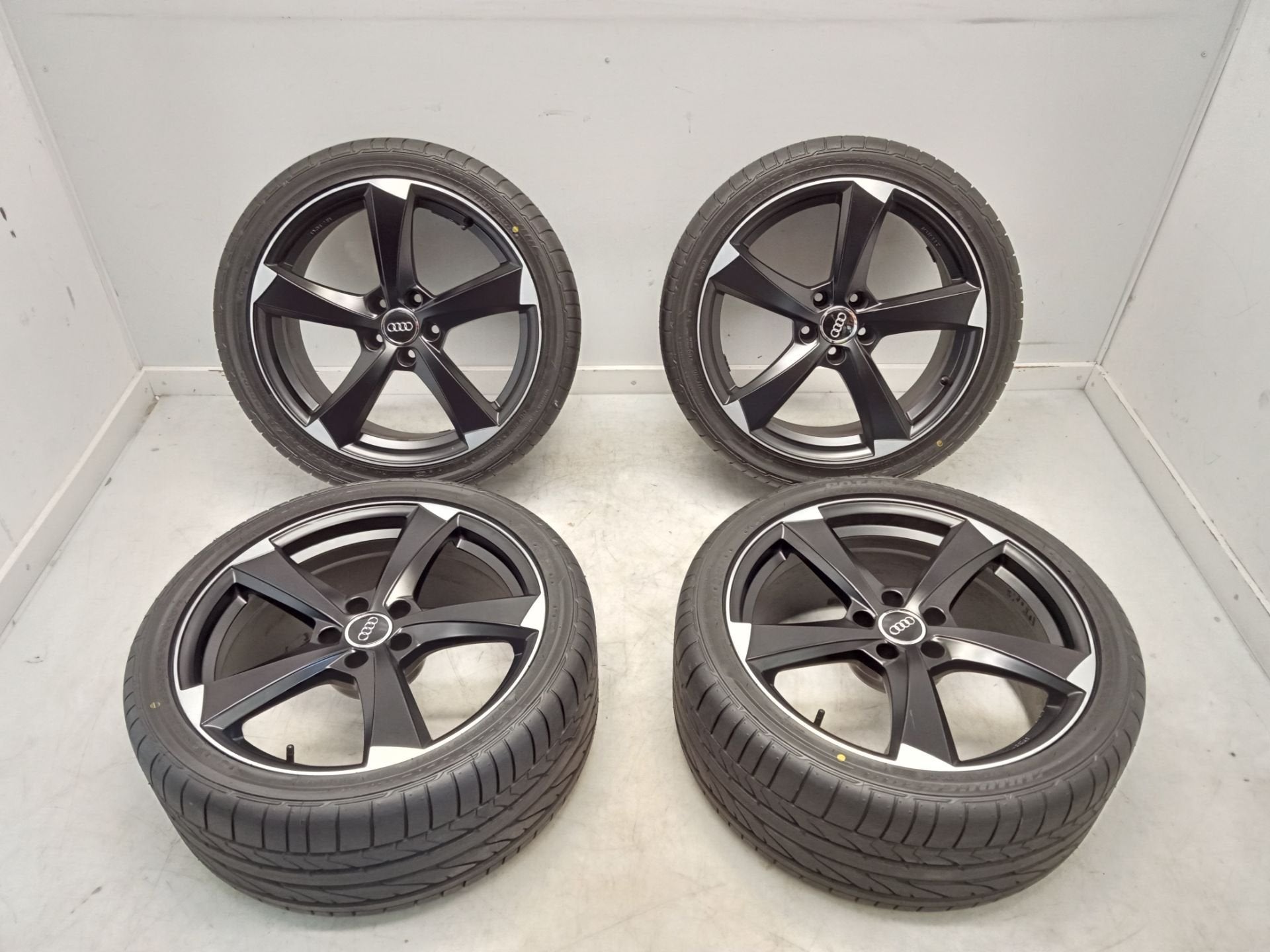 Jantes Audi A5 S5 RS5 Rotorvelgen 19'' Z.G.A.N. Bridgestone, AUDI AG, Auto-Union-Strasse 1
85045  Ingolstadt, DE, Audi, Utilisé