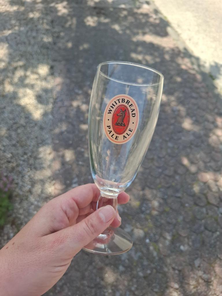 Glazen Whitbread pale ale, Enlèvement