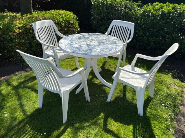 set tuintafel, rond, demonteerbaar + 4 stoelen,stapelbaar, Tuin en Terras, Ophalen, Zo goed als nieuw, Rond, Kunststof