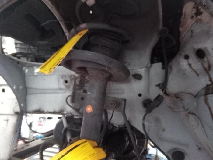 Barre amortisseur avant gauche d'un Renault Clio, -, Renault, -, 3 mois de garantie