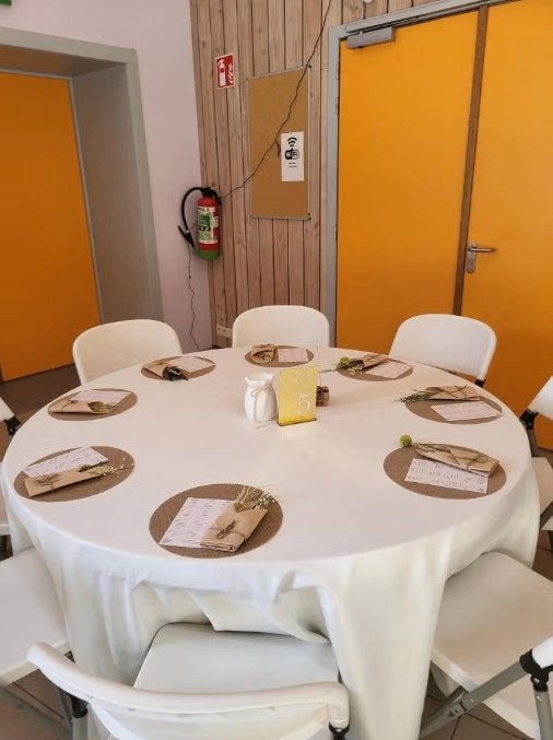 Rond stoffen tafelkleed met een diameter van 310 cm, Huis en Inrichting, Tafelkleden, Ophalen of Verzenden, Zo goed als nieuw