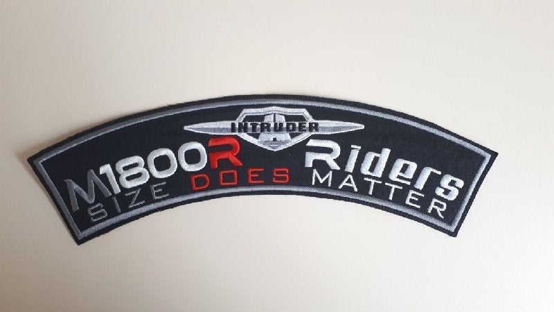 Biker banner Suzuki Intruder M1800R Riders - 355 x 112,5 mm, Ophalen of Verzenden, Nieuw zonder kaartje, Dames, Overige typen
