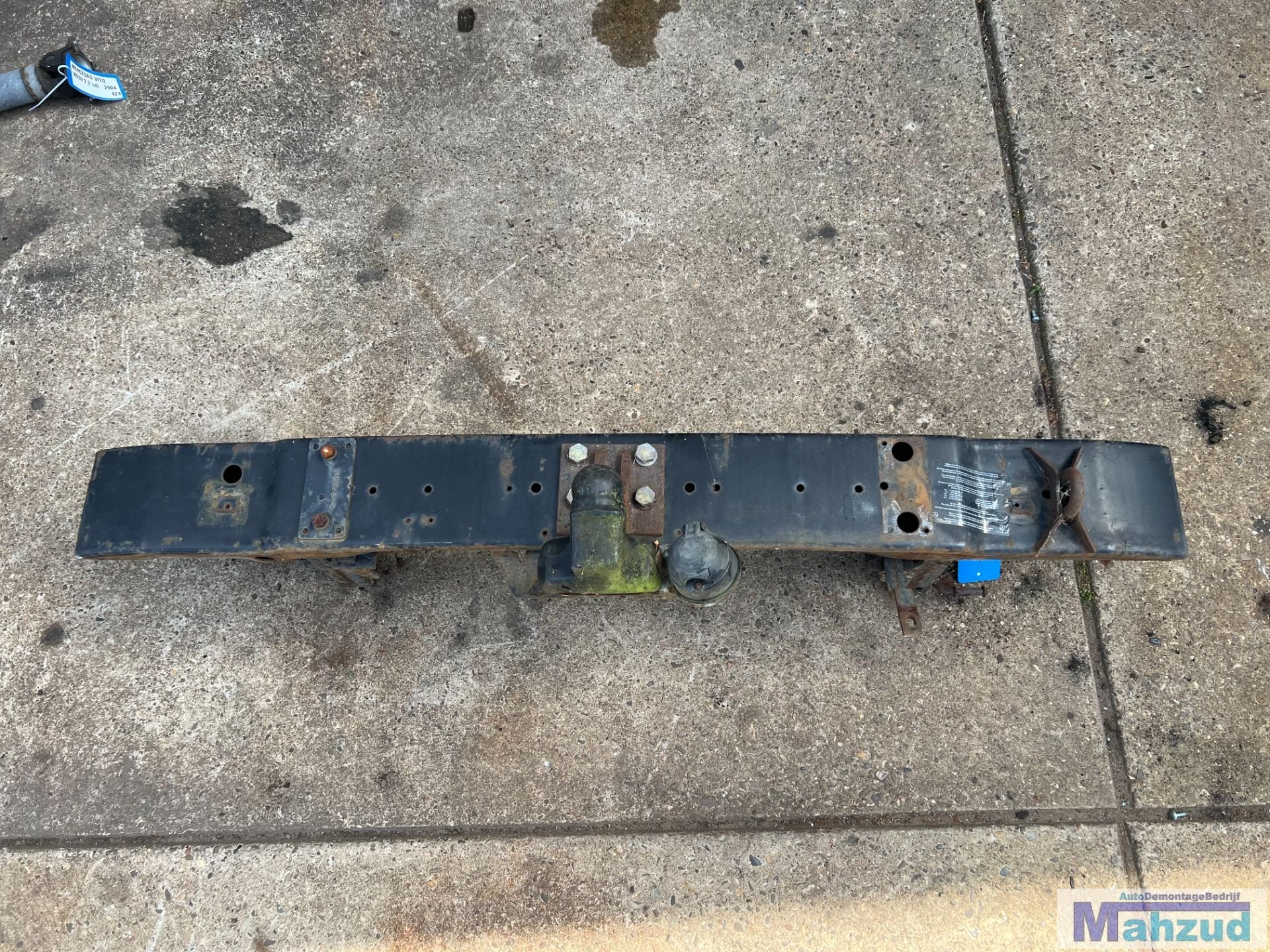 Attelage de remorque arri re pour pare-chocs avant MERCEDES, Mercedes-Benz AG, Mercedes-Benz, Utilisé, Mercedesstrasse 120
70372  Stuttgart, DE
