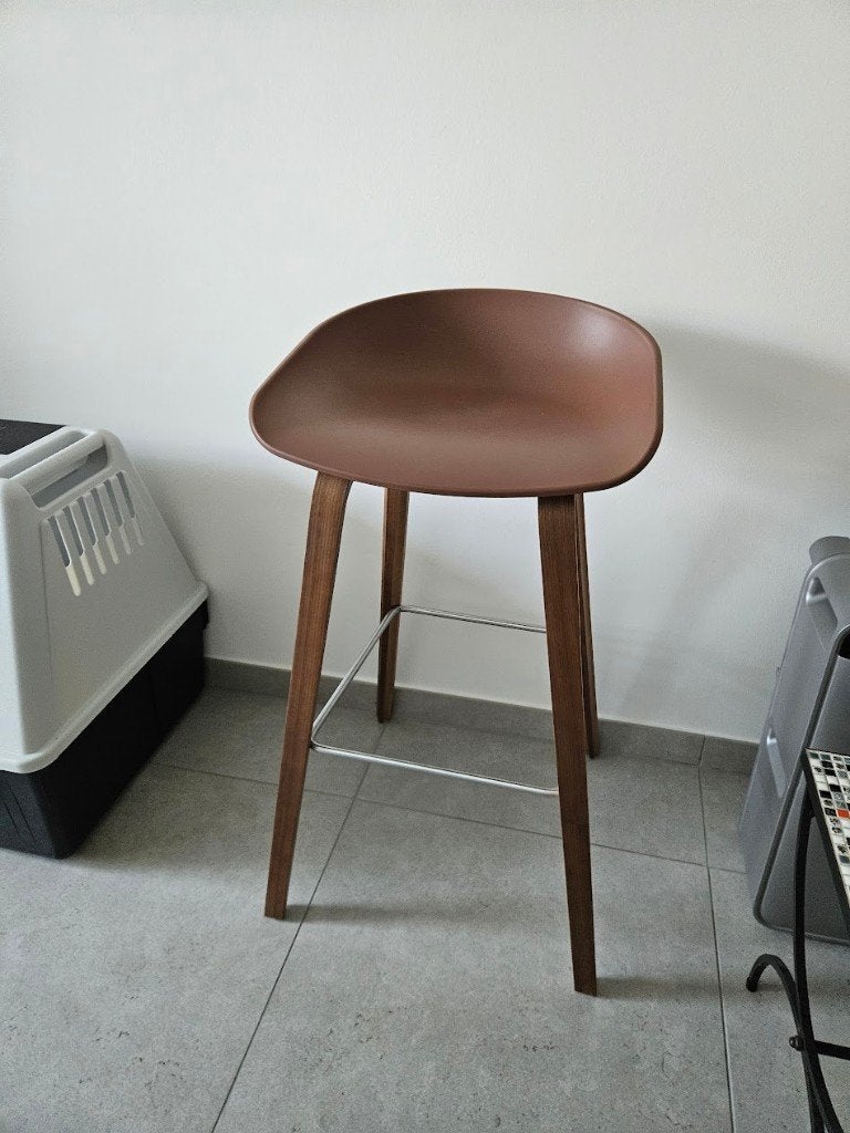 HAY AAS 32 barstoel hoog, Maison & Meubles, Tabourets de bar, Comme neuf, 60 à 90 cm, Bois, Synthétique, Métal, 1 tabouret, Avec repose-pieds