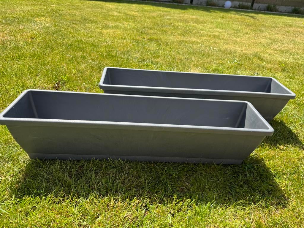 2 grijze bloembakken kunststof, Tuin en Terras, Ophalen, Kunststof, Minder dan 30 cm, Zo goed als nieuw