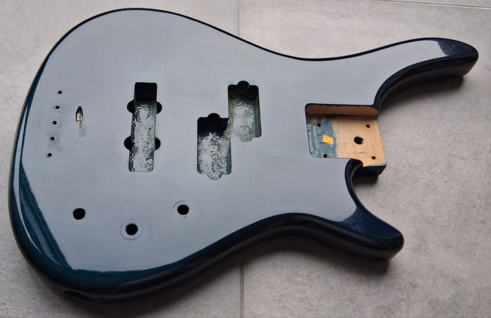 elzenhouten basgitaar body, Ophalen