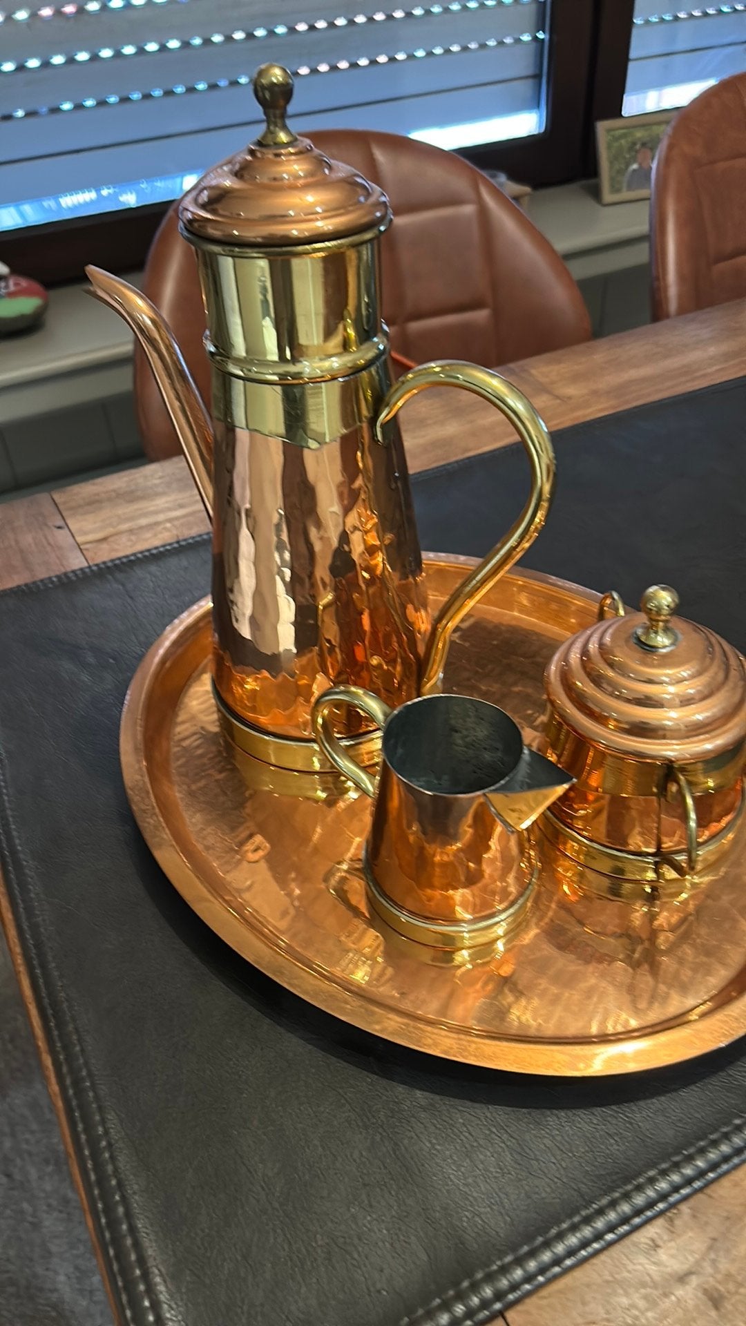 Thee set in koper, Ophalen