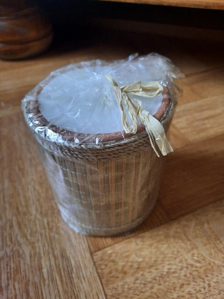 mooie nieuw kaars in stenen pot met rotan rond, 10cm hoog, Enlèvement ou Envoi, Neuf, Bougie