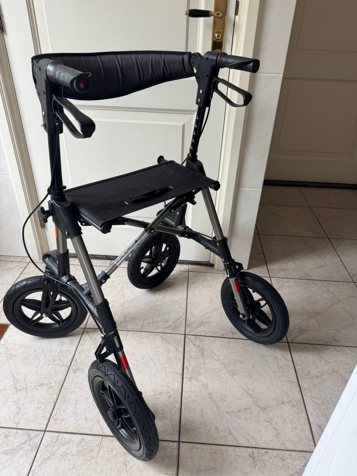 Te koop stevige lichtgewicht, opvouwbare rollator., Ophalen, Lichtgewicht, Zo goed als nieuw