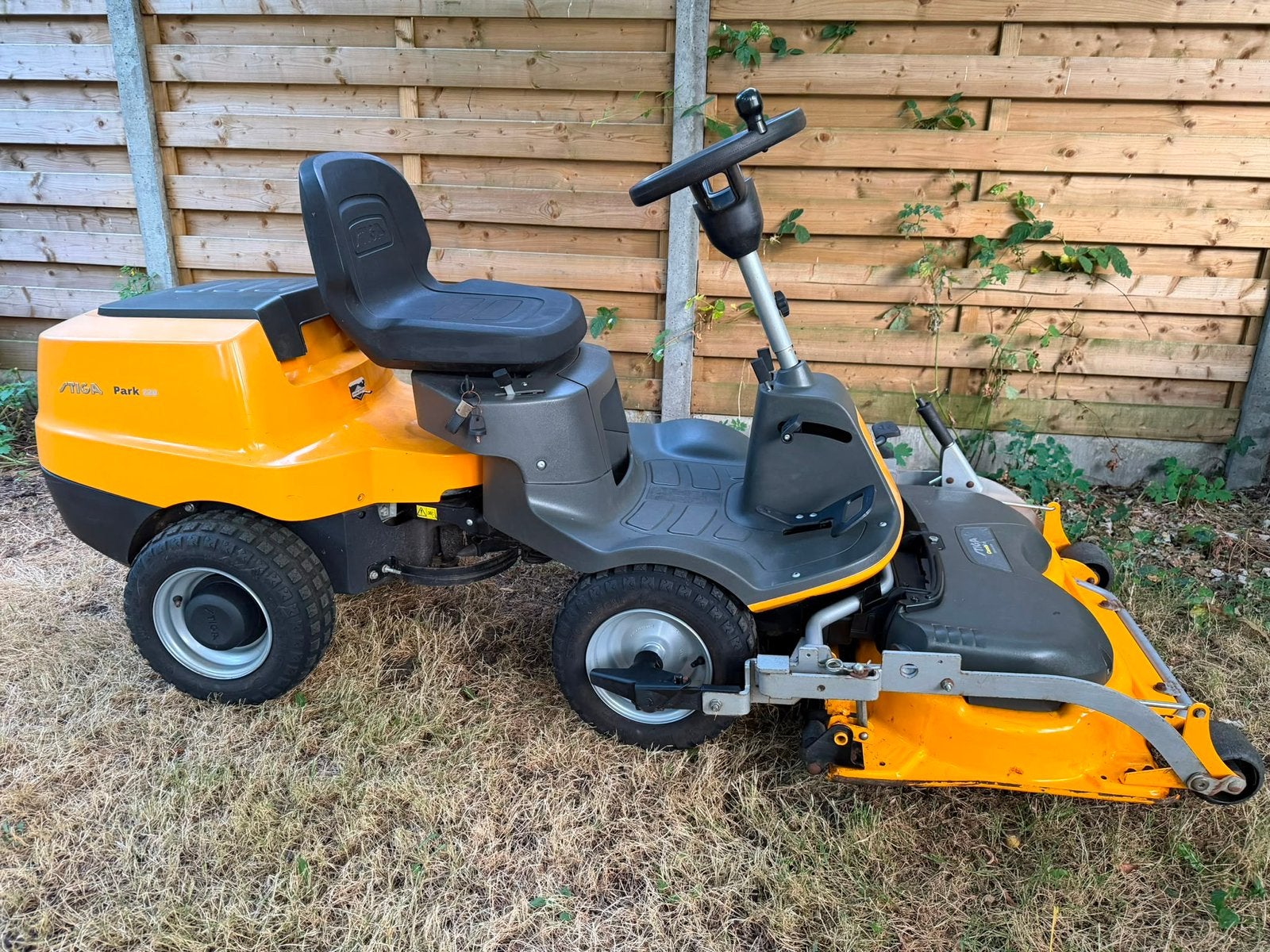 frontmaaier stiga park 220 hydrostaat, Tuin en Terras, Zitmaaiers, Ophalen, Zo goed als nieuw
