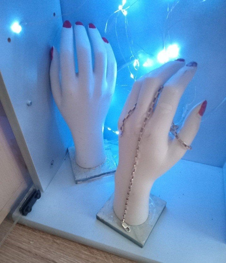 présentoir à bijoux, Enlèvement