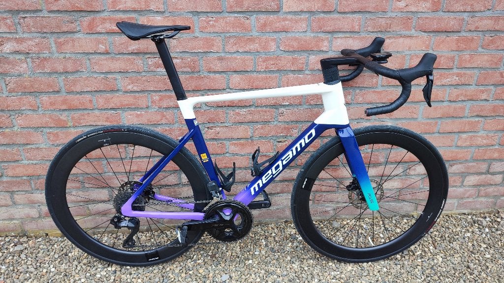 Vélo de route MÉGAMO PULSE ÉLITE team buffalo édition, Enlèvement, Comme neuf