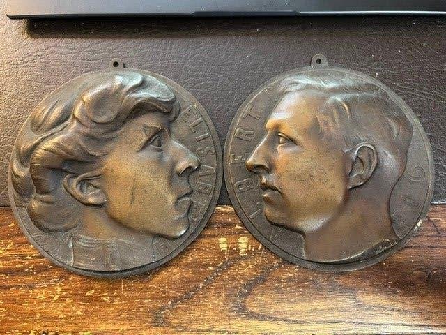 Bronzen plaketten Albert 1 en Elisabeth Leon Vogelaar, Ophalen