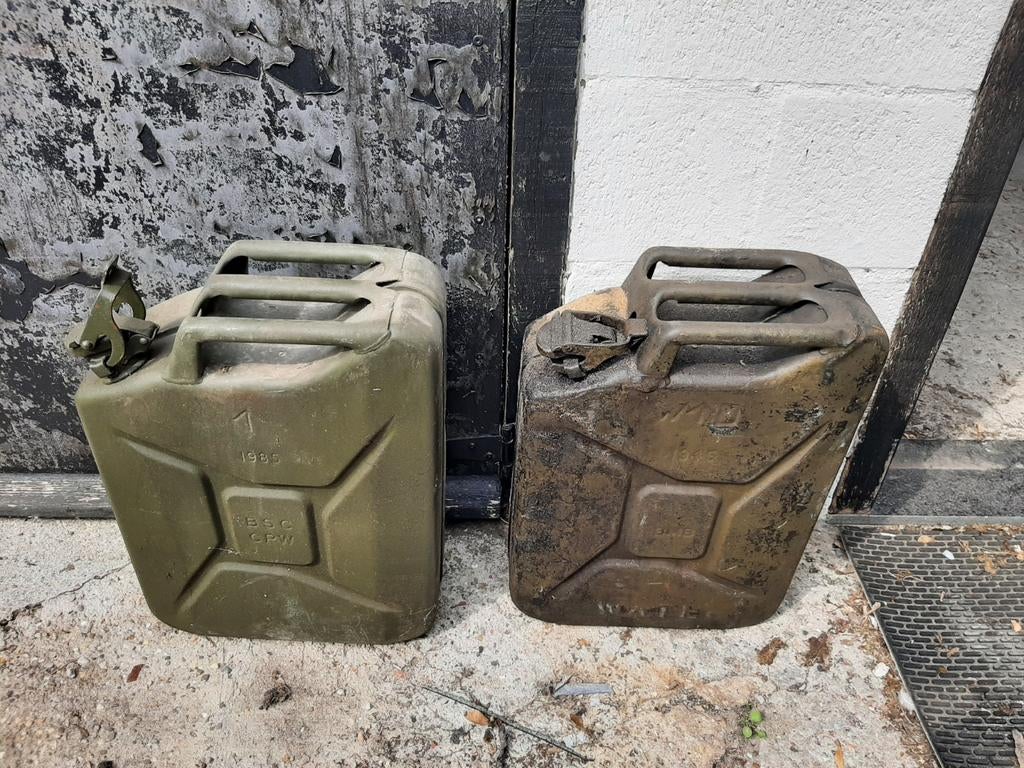 2 originele jerrycans 1985 en 1945, Ophalen