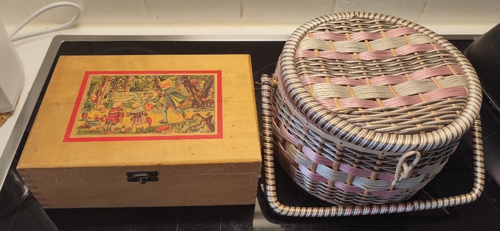 Lot de 2 boies à coutures anciennes :, Antiquités & Art, Enlèvement ou Envoi